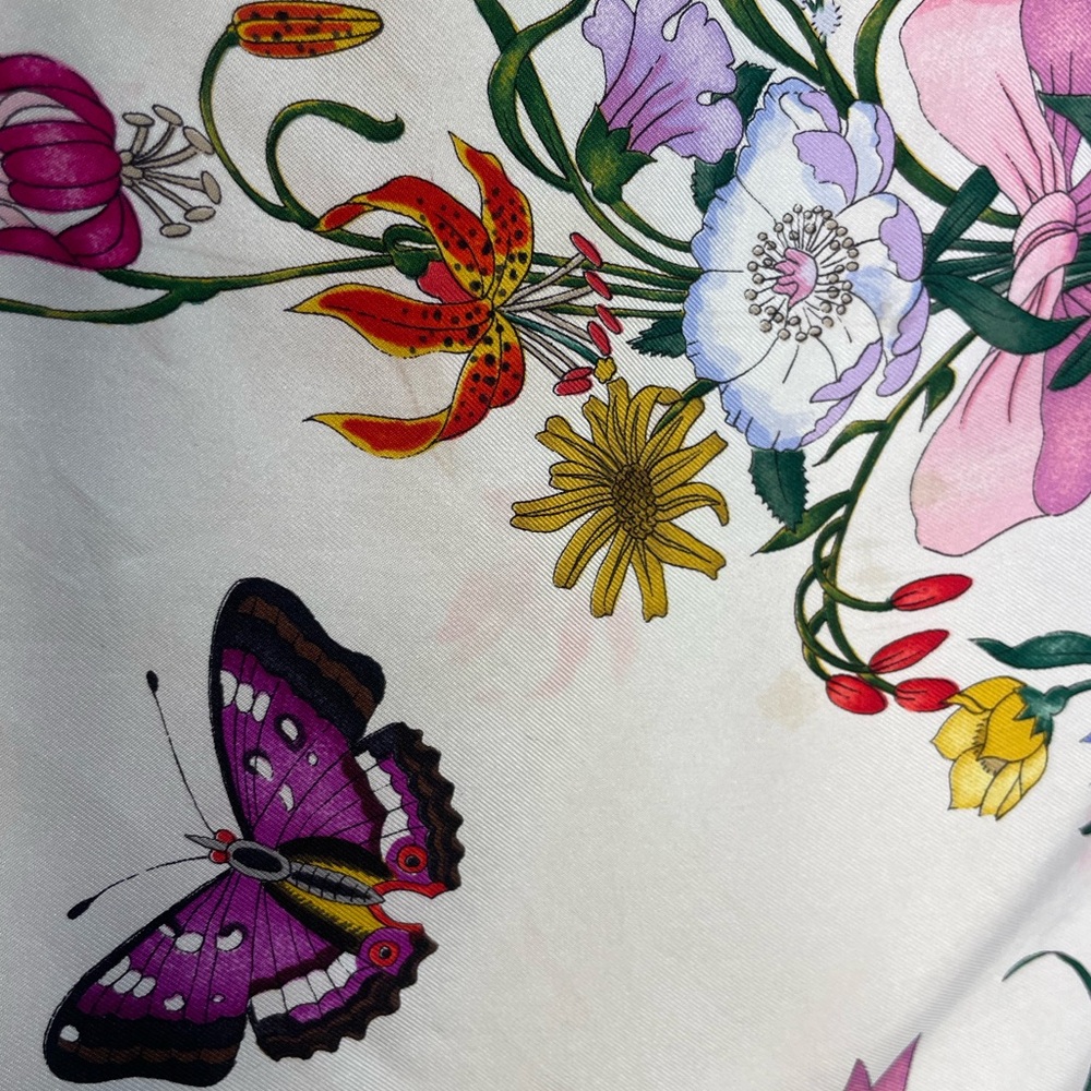 Vintage Gucci Berries and Butterflies Scarf - Picture 9 of 9